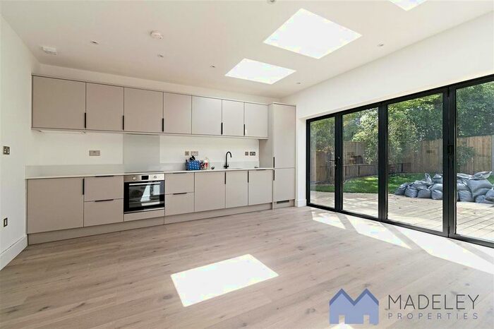 2 Bedroom Flat To Rent In Chatsworth Gardens, London, W3