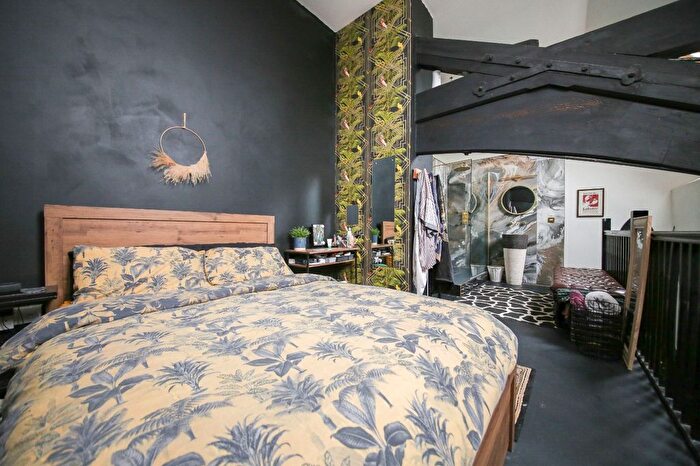 2 Bedroom Flat For Sale In Standishgate, Wigan, WN1