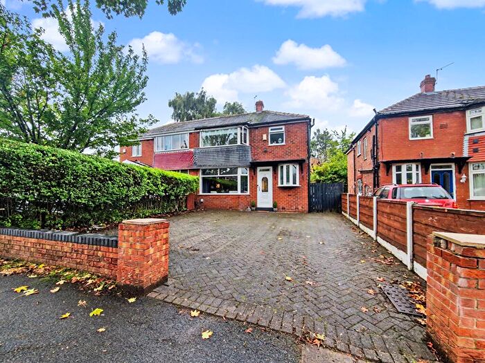3 Bedroom Semi Detached House To Rent In Thatch Leach Lane, Whitefield, M45