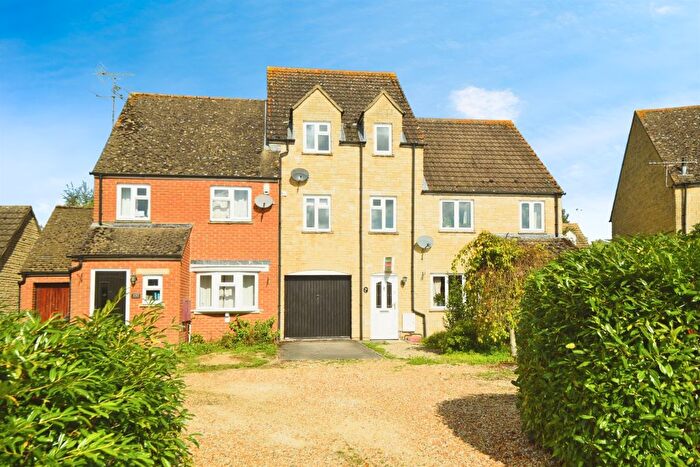 3 Bedroom Town House For Sale In Perrinsfield, Lechlade, GL7