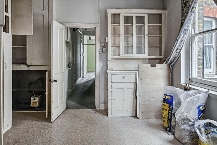 2 Bedroom Flat For Sale In Delaware Road, London, W9
