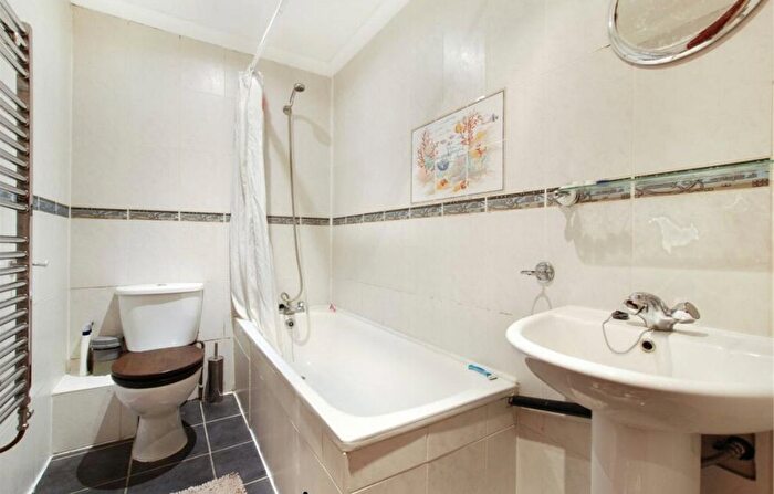 3 Bedroom Flat To Rent In Tooting Bec Road, London, SW17