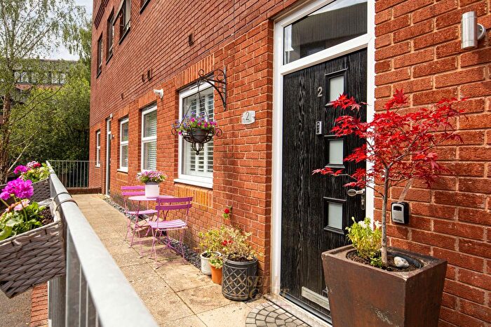 2 Bedroom Flat For Sale In White Lion Close, East Grinstead, RH19