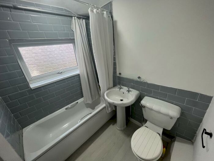 4 Bedroom House To Rent In Wolverhampton Road, Oldbury, B68