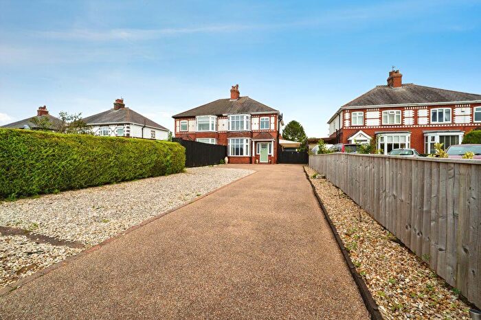 3 Bedroom Semi Detached House For Sale In Stallingborough Road, Immingham, DN40
