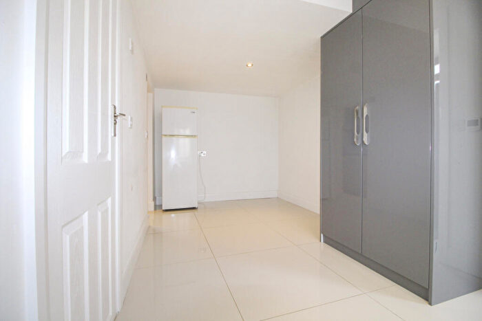 Studio To Rent In Ilmington Road, Kenton, Harrow, HA3