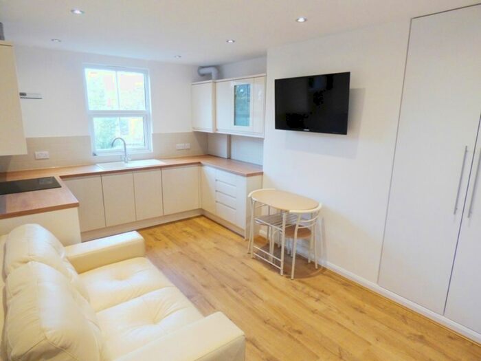 1 Bedroom Flat To Rent In Lawn Crescent, Kew, Richmond, Surrey TW9