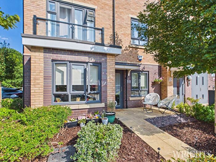 2 Bedroom Flat For Sale In William Close, Welwyn Garden City, AL7
