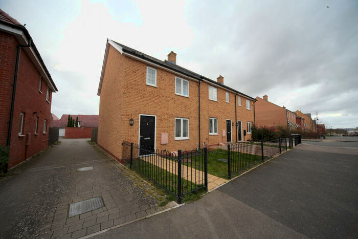 3 Bedroom Semi-Detached House To Rent In Bedford, MK45