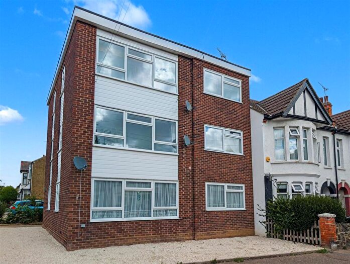 2 Bedroom Flat To Rent In Glendale Gardens, Leigh-On-Sea, SS9