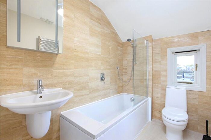 2 Bedroom Flat To Rent In St John's Road, Battersea, SW11