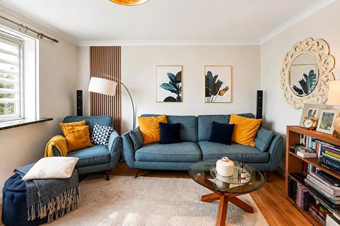 2 Bedroom Flat For Sale In Simpson Road, Hounslow, Whitton, TW4
