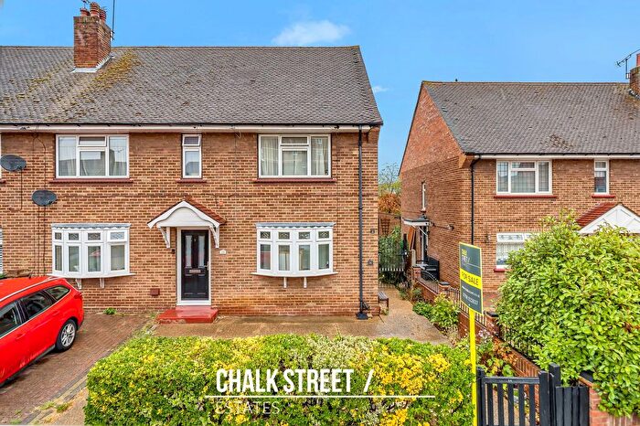 2 Bedroom Maisonette For Sale In Chaucer Road, Heaton Grange, Romford, RM3