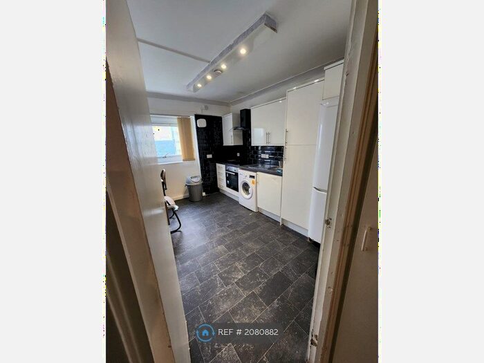 3 Bedroom Flat To Rent In Lovell Park Heights, Leeds, LS7