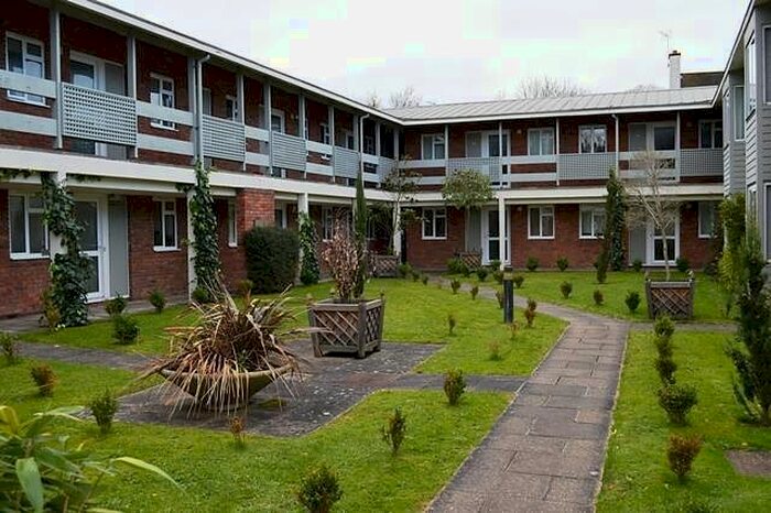 1 Bedroom Flat To Rent In Cross Lanes, Guildford, GU1