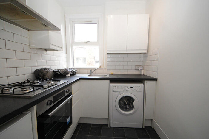 2 Bedroom Flat To Rent In Avondale Road, N13