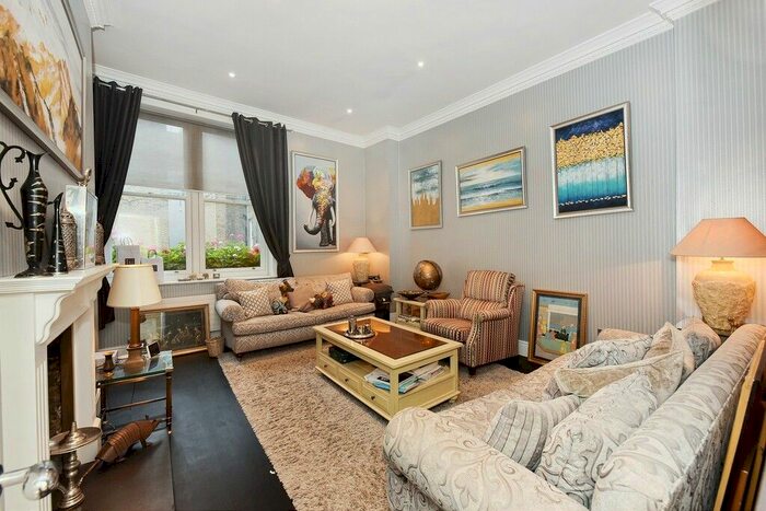 2 Bedroom Flat To Rent In Exchange Court, Covent Garden, WC2R