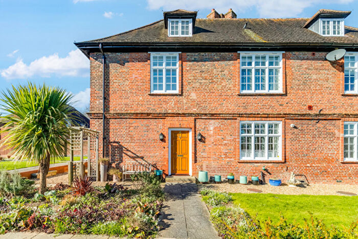 3 Bedroom Mews For Sale In Digswell Rise, Welwyn Garden City, Hertfordshire, AL8
