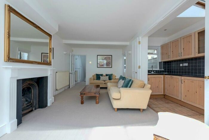 2 Bedroom Property To Rent In Stormont Road, SW11