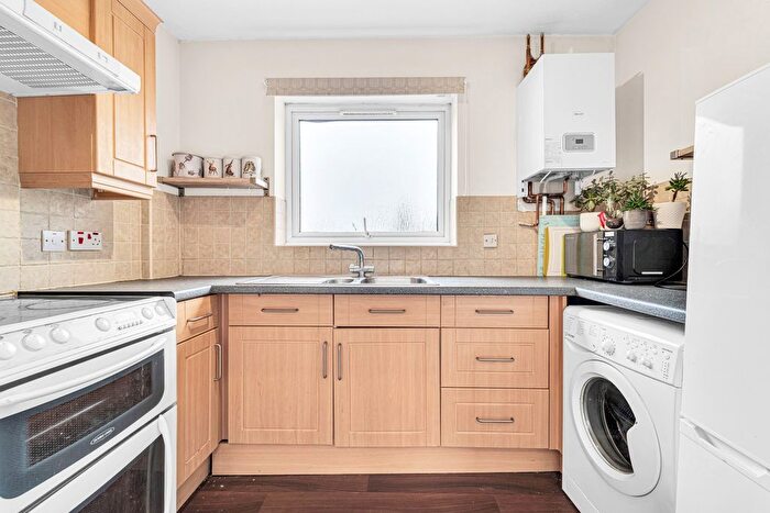 1 Bedroom Flat For Sale In Laleham Road, Shepperton, Surrey, TW17
