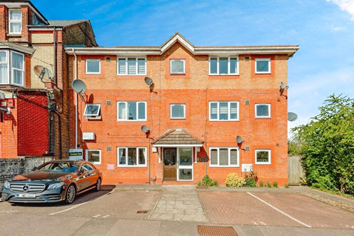 1 Bedroom Apartment For Sale In Station Approach West, Earlswood, Redhill, RH1