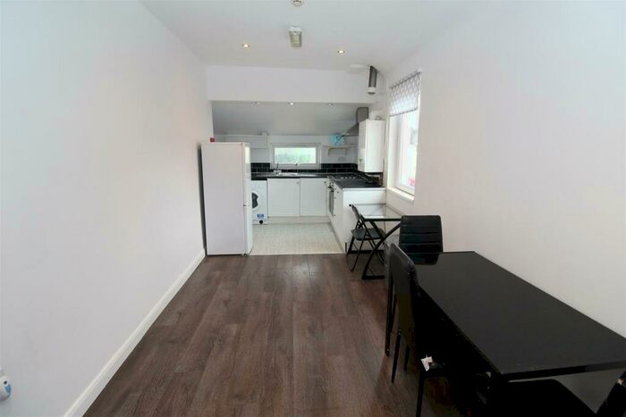 3 Bedroom Flat To Rent In Inverness Place, Roath, Cardiff, CF24