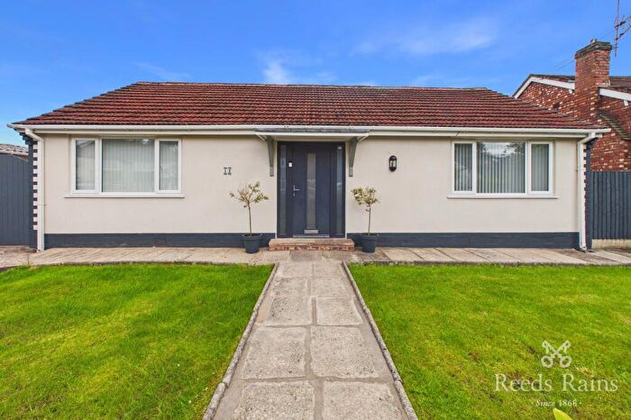 2 Bedroom Bungalow For Sale In Carrfield Avenue, Stockport, Greater Manchester, SK3