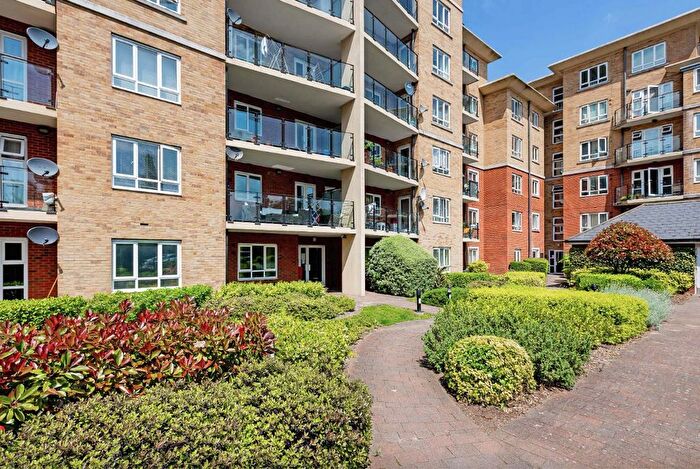 2 Bedroom Flat For Sale In Glebelands Close, London, N12