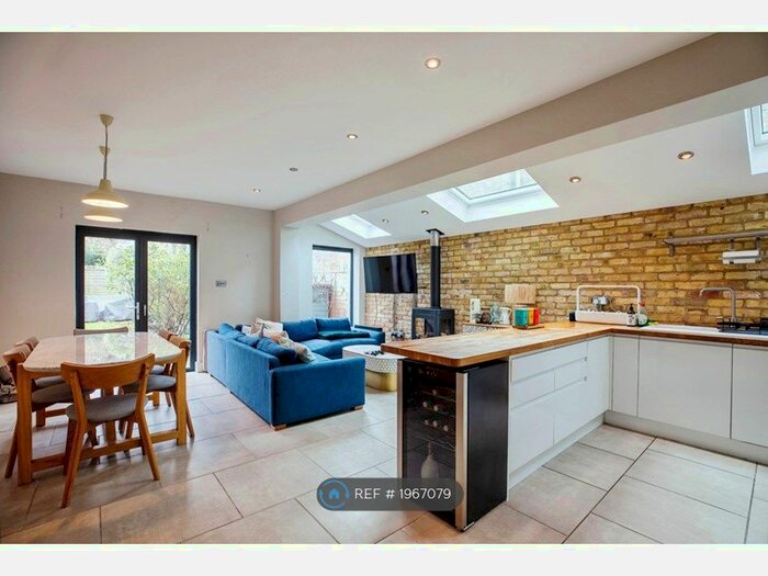 2 Bedroom Maisonette To Rent In Midmoor Road, London, SW12