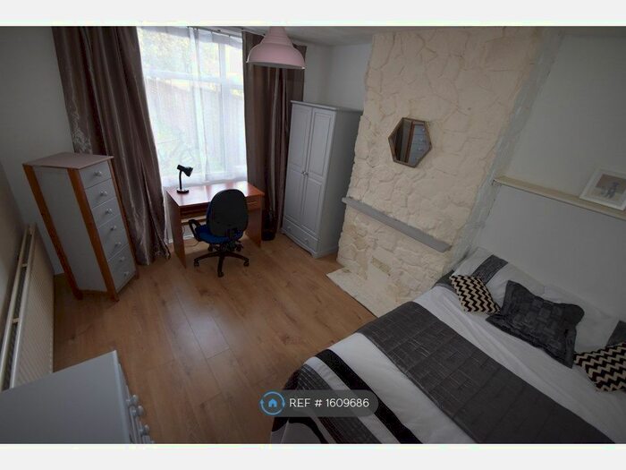 5 Bedroom Semi-Detached House To Rent In Burgess Road, Southampton, SO16