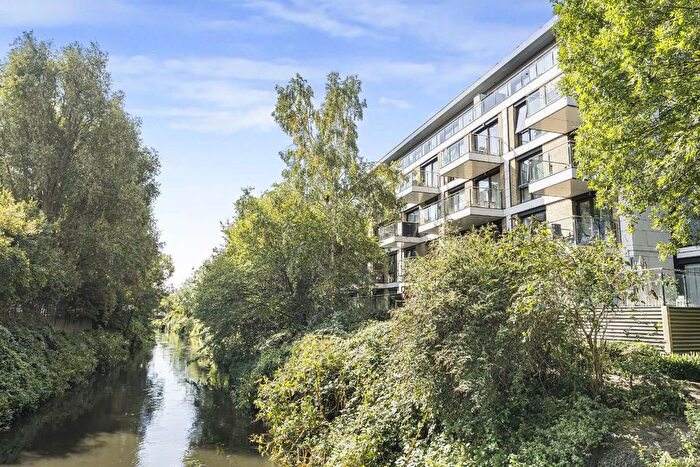 2 Bedroom Flat For Sale In Knaresborough Drive, Earlsfield, SW18