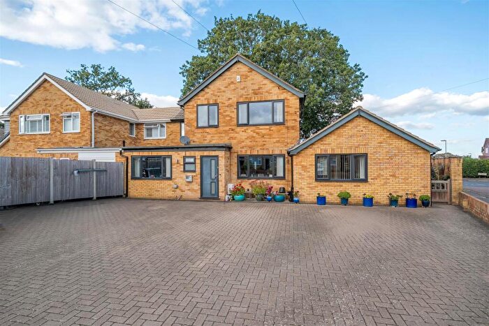 5 Bedroom Link Detached House For Sale In Hangerfield Close, Yateley, GU46