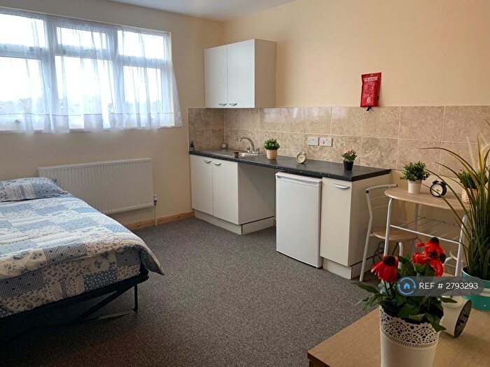 Studio To Rent In St Pauls Road, London, N17