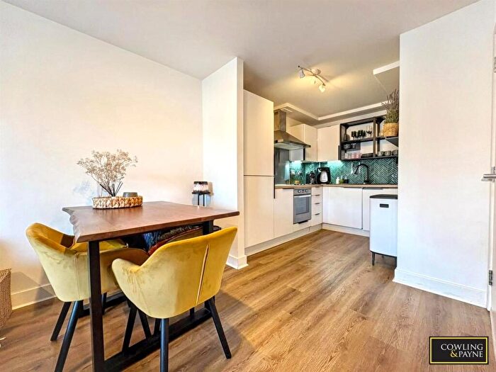 1 Bedroom Flat For Sale In Market Avenue, Wickford, SS12