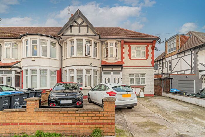 3 Bedroom Flat For Sale In Upsdell Avenue, London, N13