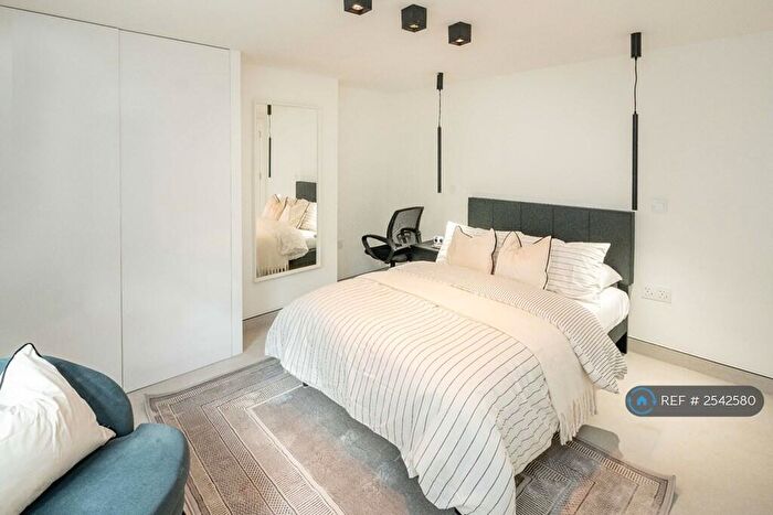 2 Bedroom Flat To Rent In New Cross Road, London, SE14