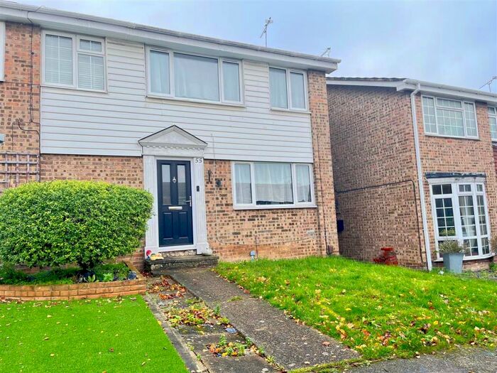 3 Bedroom Semi-Detached House To Rent In Chatsworth Drive, Sittingbourne, Kent, ME10