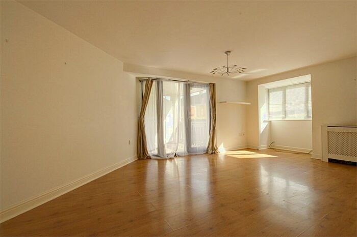 2 Bedroom Flat To Rent In Cracknell Close, Enfield, Middlesex, EN1