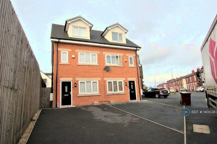 4 Bedroom Semi-Detached House To Rent In Moorcroft Gardens, Bolton, BL2