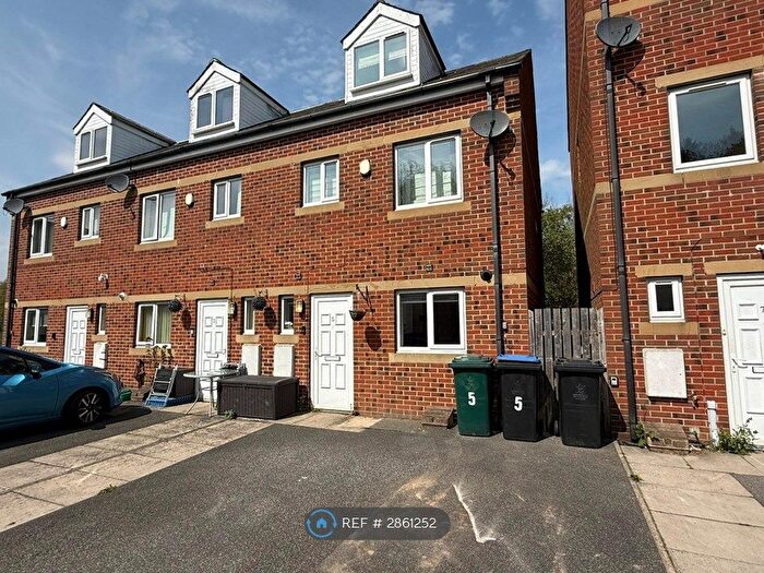 3 Bedroom End Of Terrace House To Rent In Springs Meadow, Bradford, BD8