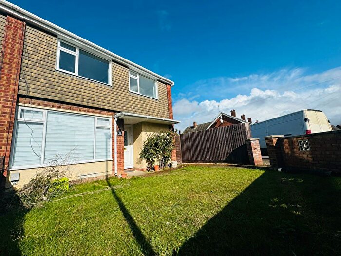 4 Bedroom Semi-Detached House To Rent In Angus Close, Luton, LU4