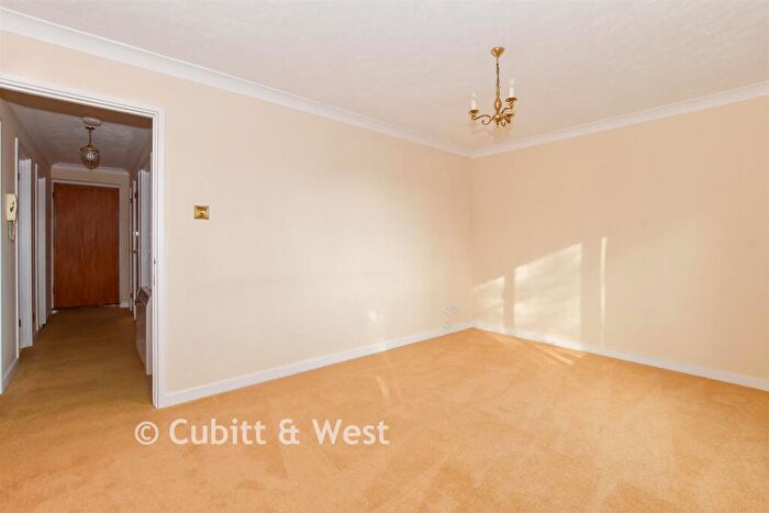 2 Bedroom Flat For Sale In Perryfield Road, Crawley, West Sussex, RH11