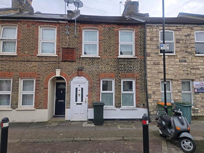2 Bedroom Flat To Rent In Helena Road, London, E13