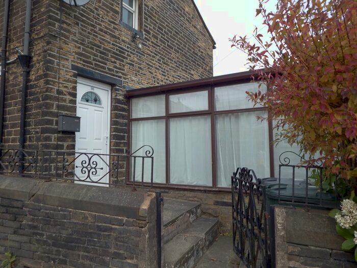 2 Bedroom End Of Terrace House To Rent In Old Road, Bradford BD7