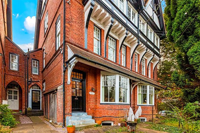 3 Bedroom Flat For Sale In Stoneygate Road, Leicester, LE2