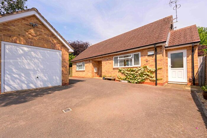 2 Bedroom Detached Bungalow For Sale In Princes Avenue, Desborough, Kettering, NN14