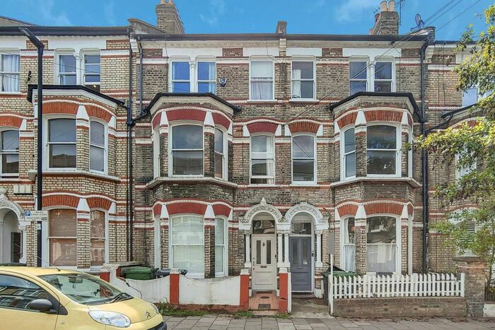 2 Bedroom Flat To Rent In Sandmere Road, Clapham North, London, SW4