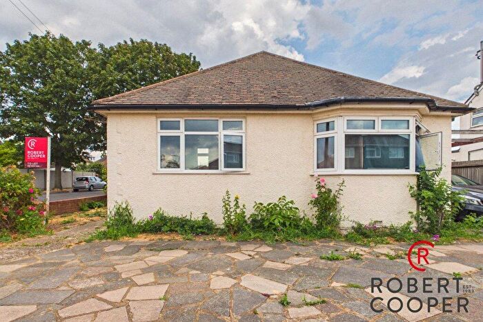 3 Bedroom Bungalow To Rent In Mahlon Avenue, Ruislip, HA4