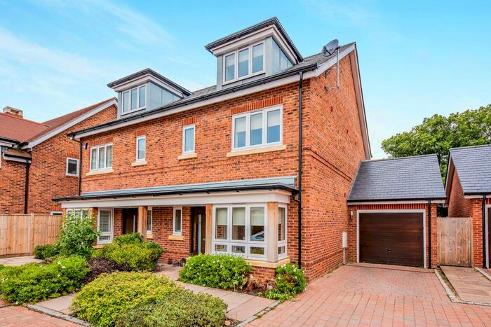 3 Bedroom Semi-Detached House To Rent In Teaseltun, Fleet, GU51