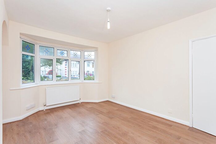 3 Bedroom Terraced House To Rent In Hall Lane, NW4